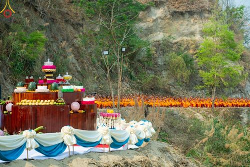 ภาพ No.139328:Photo Story  มหัศจรรย์วัดดงดินแดง Episode 7 พระภิกษุ-สามเณร ในโครงการบรรพชาอุปสมบทหมู่  กว่า 500 รูป ศีลจาริณีและสาธุชนกว่า 500 คน ร่วมพิธีบูชาข้าวพระ วัดดงดินแดง ต.ม่อนจอง อ.อมก๋อย จ.เชียงใหม่ วันอาทิตย์ที่ 7 เมษายน พ.ศ.2567