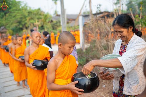 ภาพ No.136966:Photo Story  มหัศจรรย์วัดดงดินแดง Episode 5 กิจกรรมถ่ายภาพหมู่ประวัติศาสตร์ และตักบาตรฉลองพระ-เณรกว่า 500 รูป วันที่ 6 เมษายน พ.ศ. 2567