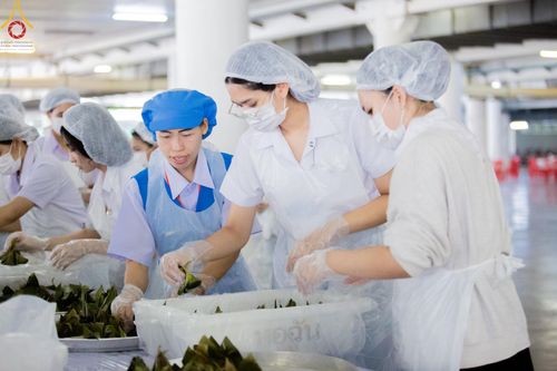 ภาพ No.58803:V.40 ภัตตาหารพระหมื่นวัด เราจัดให้ การปฏิบัติงานของเจ้าหน้าที่และอาสาสมัคร เพื่อรับบุญในการถวายภัตตาหาร แด่คณะสงฆ์ 10,000 กว่าวัดทั่วประเทศ ที่มาร่วมงานวันคุ้มครองโลก จันทร์ที่ 22 เมษายน พ.ศ. 2567 ณ วัดพระธรรมกาย