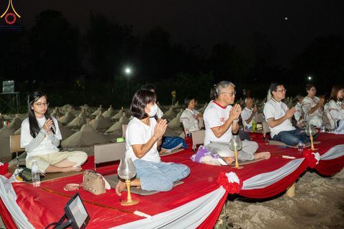 ภาพ No.138624:Photo Story  มหัศจรรย์วัดดงดินแดง Episode 6 พระภิกษุ-สามเณร ในโครงการบรรพชาอุปสมบทหมู่  กว่า 500 รูป และศีลจาริณีกว่า 300 คน ร่วมกันก่อพระเจดีย์ทราย 20,000 องค์ และจุดประทีป  บูชาธรรม 80 ปี หลวงพ่อธมฺมชโย กลางลำน้ำแม่ตื่น