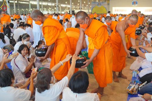 ภาพ No.123003:พิธีตักบาตร และพิธีบูชาข้าวพระ ในวันอาทิตย์ต้นเดือนที่ 4 กุมภาพันธ์ พ.ศ. 2567 ณ วัดพระธรรมกาย จ.ปทุมธานี