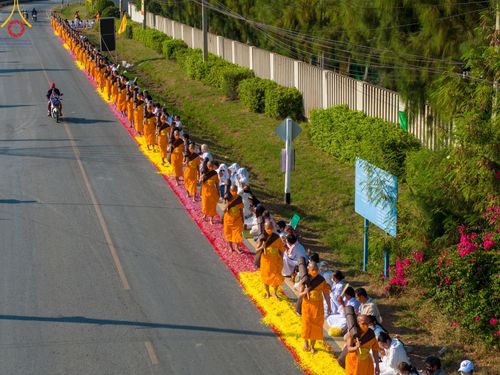 ภาพ No.110376:พิธีต้อนรับพระธรรมยาตรา ในโครงการธรรมยาตรากตัญญูบูชา มหาปูชนียาจารย์ พระมงคลเทพมุนี(สด จนฺทสโร) พระผู้ปราบมาร อนุสรณ์สถาน 7 แห่ง ปีที่ 12 วันที่ 11 มกราคม พ.ศ. 2567 ณ อนุสรณ์สถานลำดับที่ 3 สถานที่เกิดใหม่ในเพศสมณะ วัดสองพี่น้อง จ.สุพรรณบุรี