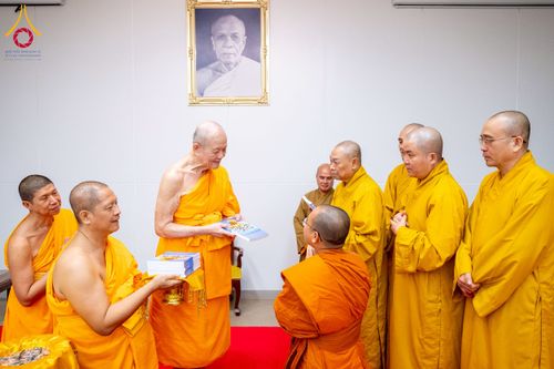 ภาพ No.222959:วันที่ 23 เมษายน พ.ศ. 2568 หลวงพ่อทัตตชีโวต้อนรับคณะสงฆ์ World Pec ณ อาคาร 100 ปี คุณยายมหารัตนอุบาสิกาจันทร์ ขนนกยูง วัดพระธรรมกาย