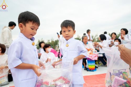 ภาพ No.118660:พิธีตักบาตรพระธรรมยาตรา ปีที่ 12 ณ อนุสรณ์สถานลำดับที่ 5 สถานที่เผยแผ่วิชชาธรรมกายครั้งแรก อนุสรณ์สถานบางปลา จ.นครปฐม วันที่ 25 มกราคม พ.ศ. 2567