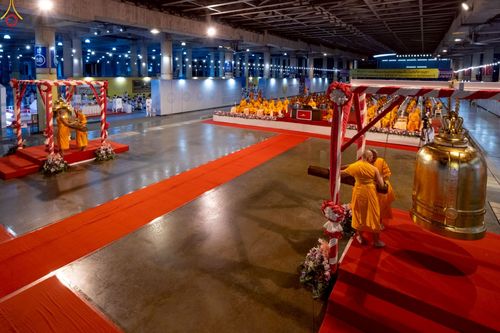 ภาพ No.224156:วันวิสาขบูชา วันอาทิตย์ที่ 11 พฤษภาคม พ.ศ. 2568 พิธีจุดวิสาขประทีป ,  พิธีเวียนประทักษิณรอบพระมหาธรรมกายเจดีย์ , พิธีฉลองชัยสวดมนต์บทธัมมจักกัปปวัตตนสูตร ครบ 7,357,000,000 จบ ณ มหารัตนวิหารคด วัดพระธรรมกาย