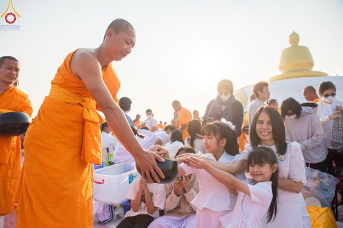 ภาพ No.201221:พิธีตักบาตรพระธรรมยาตรา ณ อนุสรณ์สถานลำดับที่ 5 สถานที่เผยแผ่วิชชาธรรมกายครั้งแรก อนุสรณ์สถานบางปลา วัดบางปลา อำเภอบางเลน จังหวัดนครปฐม ในโครงการธรรมยาตรา กตัญญูบูชา มหาปูชนียาจารย์ พระมงคลเทพมุนี(สด จนฺทสโร) พระผู้ปราบมาร อนุสรณ์สถาน 7 แห่ง ปีที่ 13