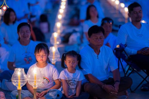 ภาพ No.122168:พิธีจุดประทีปถวายเป็นพุทธบูชา และบูชาธรรมมหาปูชนียาจารย์ พระมงคลเทพมุนี(สด จนฺทสโร) ในโครงการธรรมยาตรา กตัญญูบูชา มหาปูชนียาจารย์ พระมงคลเทพมุนี(สด จนฺทสโร) พระผู้ปราบมาร อนุสรณ์สถาน 7 แห่ง ปีที่ 12 วันที่ 31 มกราคม พ.ศ. 2567 ณ วัดพระธรรมกาย จ.ปทุมธานี
