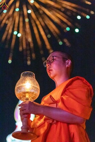 ภาพ No.192830:พิธีจุดประทีปถวายเป็นพุทธบูชา และบูชาธรรมมหาปูชนียาจารย์ ณ อนุสรณ์สถานคลองบางนางแท่น อ.สามพราน จ.นครปฐม ในโครงการธรรมยาตรา กตัญญูบูชา มหาปูชนียาจารย์ พระมงคลเทพมุนี(สด จนฺทสโร) พระผู้ปราบมาร อนุสรณ์สถาน 7 แห่ง ปีที่ 13 วันที่ 10 มกราคม พ.ศ. 2568