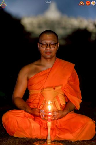 ภาพ No.224672:วันจันทร์ที่ 12 พฤษภาคม พ.ศ. 2568  ชาวพุทธในอินโดนีเซีย ร่วมฉลองวิสาขบูชาจุดประทีปกว่า 200,000 ดวง ณ พระมหาเจดีย์บรมพุทโธ  เจริญพุทธมนต์ถวาย “พระวชิรเกล้าเจ้าอยู่หัว”