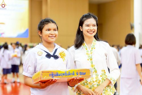 ภาพ No.246111:วันเสาร์ที่ 13 กันยายน พ.ศ. 2568 พิธีมอบผ้าไตรประธานกฐินสัมฤทธิ์เด็กดี V-Star ณ สภาธรรมกายสากล วัดพระธรรมกาย