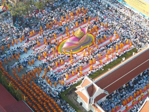 ภาพ No.197832:พิธีตักบาตรพระธรรมยาตรา ณ อนุสรณ์สถานลำดับที่ 4 สถานที่เกิดด้วยกายธรรม วัดโบสถ์(บน) ต.บางคูเวียง จ.นนทบุรี ในโครงการธรรมยาตรา กตัญญูบูชา มหาปูชนียาจารย์ พระมงคลเทพมุนี(สด จนฺทสโร) พระผู้ปราบมาร อนุสรณ์สถาน 7 แห่ง ปีที่ 13 วันที่ 19 มกราคม พ.ศ. 2568