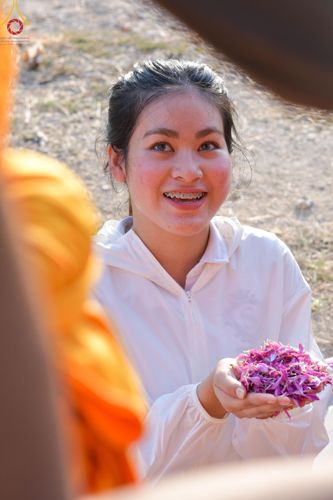 ภาพ No.110582:พิธีต้อนรับพระธรรมยาตรา ในโครงการธรรมยาตรากตัญญูบูชา มหาปูชนียาจารย์ พระมงคลเทพมุนี(สด จนฺทสโร) พระผู้ปราบมาร อนุสรณ์สถาน 7 แห่ง ปีที่ 12 วันที่ 11 มกราคม พ.ศ. 2567 ณ อนุสรณ์สถานลำดับที่ 3 สถานที่เกิดใหม่ในเพศสมณะ วัดสองพี่น้อง จ.สุพรรณบุรี