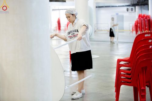 ภาพ No.59013:V.40 ภัตตาหารพระหมื่นวัด เราจัดให้ การปฏิบัติงานของเจ้าหน้าที่และอาสาสมัคร เพื่อรับบุญในการถวายภัตตาหาร แด่คณะสงฆ์ 10,000 กว่าวัดทั่วประเทศ ที่มาร่วมงานวันคุ้มครองโลก จันทร์ที่ 22 เมษายน พ.ศ. 2567 ณ วัดพระธรรมกาย