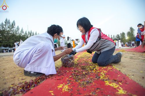ภาพ No.198916:V.50 สารพัดV สารพัดดี ที่ธรรมยาตรา ในโครงการธรรมยาตรา กตัญญูบูชา มหาปูชนียาจารย์ พระมงคลเทพมุนี(สด จนฺทสโร) พระผู้ปราบมาร อนุสรณ์สถาน 7 แห่ง ปีที่ 13 ระหว่างวันที่ 2-31 มกราคม พ.ศ. 2568