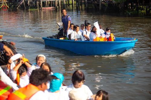 ภาพ No.197877:พิธีตักบาตรพระธรรมยาตรา ณ อนุสรณ์สถานลำดับที่ 4 สถานที่เกิดด้วยกายธรรม วัดโบสถ์(บน) ต.บางคูเวียง จ.นนทบุรี ในโครงการธรรมยาตรา กตัญญูบูชา มหาปูชนียาจารย์ พระมงคลเทพมุนี(สด จนฺทสโร) พระผู้ปราบมาร อนุสรณ์สถาน 7 แห่ง ปีที่ 13 วันที่ 19 มกราคม พ.ศ. 2568