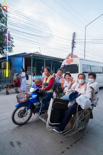 ภาพ No.110627:พิธีต้อนรับพระธรรมยาตรา ในโครงการธรรมยาตรากตัญญูบูชา มหาปูชนียาจารย์ พระมงคลเทพมุนี(สด จนฺทสโร) พระผู้ปราบมาร อนุสรณ์สถาน 7 แห่ง ปีที่ 12 วันที่ 11 มกราคม พ.ศ. 2567 ณ อนุสรณ์สถานลำดับที่ 3 สถานที่เกิดใหม่ในเพศสมณะ วัดสองพี่น้อง จ.สุพรรณบุรี