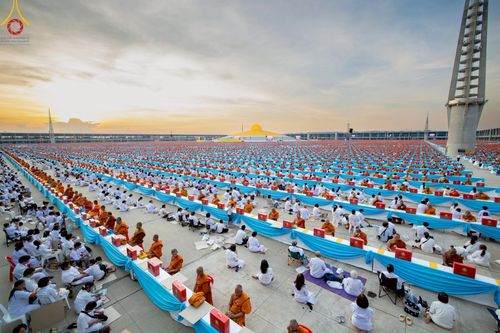 ภาพ No.221799:วันอังคารที่ 22 เมษายน พ.ศ. 2568 ภาพพิธีถวายมหาสังฆทานคณะสงฆ์ 40,000 กว่าวัดทั่วประเทศ เนื่องในวันคุ้มครองโลก ชุดที่ 2 (ปลื้มให้สมการรอคอย) ณ ลานธรรมพระมหาธรรมกายเจดีย์ วัดพระธรรมกาย