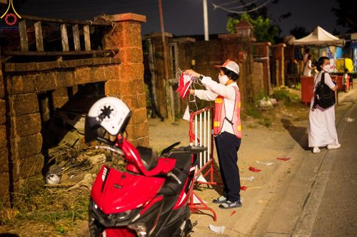 ภาพ No.117190:V.16 เป็นทีม การเตรียมงาน เก็บงาน การรับบุญของเจ้าหน้าที่หน่วยงานต่างๆ เพื่อโครงการธรรมยาตรา กตัญญูบูชามหาปูชนียาจารย์ พระมงคลเทพมุนี (สด จนฺทสโร) พระผู้ปราบมาร อนุสรณ์สถาน 7 แห่ง ปีที่ 12 ระหว่างวันที่ 2 - 31 มกราคม พ.ศ. 2567