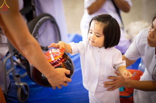 ภาพ No.78874:พิธีตักบาตร ข้าวสารอาหารแห้ง พิธีบูชาข้าวพระ ในวันอาทิตย์ต้นเดือนที่ 2 เมษายน พ.ศ. 2566