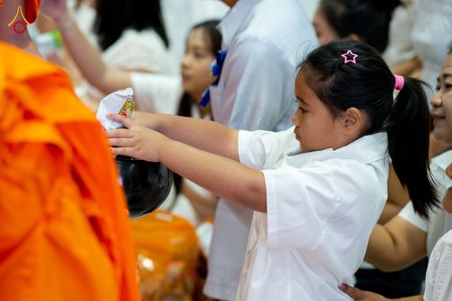 ภาพ No.322889:วันเสาร์ที่ 18 เมษายน พ.ศ. 2569 ตักบาตรฉลองพระใหม่ โครงการอุปสมบทหมู่ธรรมทายาท ระดับอุดมศึกษา รุ่นที่ 53 ภาคฤดูร้อน  ณ ฟ้องปฏิบัติธรรม ชั้นลอย 1/2 มหารัตนวิหารคด คอร์ 13 วัดพระธรรมกาย