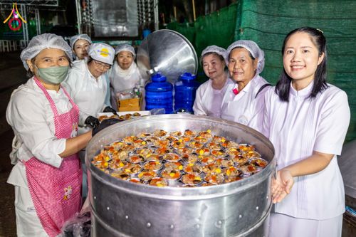 ภาพ No.289505:วันที่ 7 มกราคม พ.ศ. 2569 พิธีถวายภัตตาหารเป็นสังฆทาน แด่พระธรรมยาตรา ในโครงการธรรมยาตรา กตัญญูบูชา มหาปูชนียาจารย์ พระมงคลเทพมุนี(สด จนฺทสโร) พระผู้ปราบมาร อนุสรณ์สถาน 7 แห่ง ปีที่ 14 ณ อนุสรณ์สถานมหาวิหารพระมงคลเทพมุนี (โลตัสแลนด์) อ.สองพี่น้อง จ.สุพรร