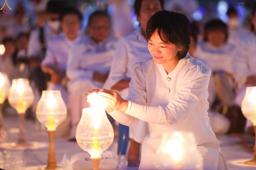 ภาพ No.294070:วันที่ 13 มกราคม พ.ศ. 2569 พิธีจุดประทีปถวายเป็นพุทธบูชา และบูชาธรรมมหาปูชนียาจารย์  (ภาพชุดที่ 2) ณ วัดสองพี่น้อง ต.ต้นตาล อ.สองพี่น้อง จ.สุพรรณบุรี ในโครงการธรรมยาตรา กตัญญูบูชา มหาปูชนียาจารย์ พระมงคลเทพมุนี(สด จนฺทสโร) พระผู้ปราบมาร อนุสรณ์สถาน 7 แห่