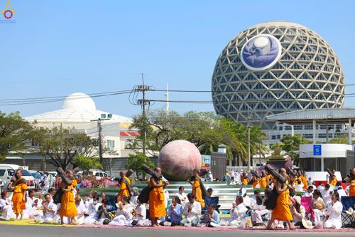 ภาพ No.304667:วันที่ 25 มกราคม พ.ศ. 2569 พิธีต้อนรับพระธรรมยาตรา (ภาพชุดที่ 2) รร.สามัคคีราษฏร์บำรุง-วัดพระธรรมกาย ในโครงการธรรมยาตรา กตัญญูบูชา มหาปูชนียาจารย์ พระมงคลเทพมุนี(สด จนฺทสโร) พระผู้ปราบมาร อนุสรณ์สถาน 7 แห่ง ปีที่ 14