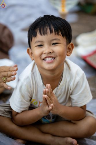 ภาพ No.290057:วันที่ 6 มกราคม พ.ศ. 2569 พิธีจุดประทีปถวายเป็นพุทธบูชา และบูชาธรรมมหาปูชนียาจารย์ (ภาพชุดที่ 2) ณ อนุสรณ์สถานมหาวิหารพระมงคลเทพมุนี (โลตัสแลนด์) อ.สองพี่น้อง จ.สุพรรณบุรี ในโครงการธรรมยาตรา กตัญญูบูชา มหาปูชนียาจารย์ พระมงคลเทพมุนี(สด จนฺทสโร) พระผู้ปรา