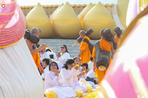 ภาพ No.299669:วันที่ 18 มกราคม พ.ศ. 2569 พิธีต้อนรับพระธรรมยาตรา (ภาพชุดที่ 2) ณ อนุสรณ์สถานลำดับที่ 5  สถานที่เผยแผ่วิชชาธรรมกายครั้งแรก อนุสรณ์สถานบางปลา วัดบางปลา อำเภอบางเลน จังหวัดนครปฐม ในโครงการธรรมยาตรา กตัญญูบูชา มหาปูชนียาจารย์ พระมงคลเทพมุนี(สด จนฺทสโร) พระ