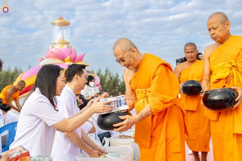ภาพ No.302686:วันที่ 24 มกราคม พ.ศ. 2569 พิธีตักบาตรพระธรรมยาตรา(ภาพชุดที่ 2) ณ อนุสรณ์สถานลำดับที่ 5 สถานที่เผยแผ่วิชชาธรรมกายครั้งแรก อนุสรณ์สถานบางปลา วัดบางปลา อำเภอบางเลน จังหวัดนครปฐม ในโครงการธรรมยาตรา กตัญญูบูชา มหาปูชนียาจารย์ พระมงคลเทพมุนี(สด จนฺทสโร) พระผู