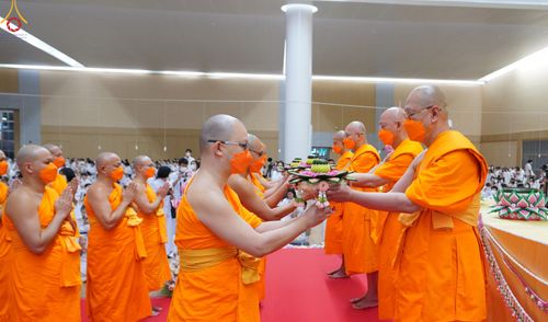 ภาพ No.84700:พิธีบรรจุพระบรมสารีริกธาตุภายในเกตุดอกบัวตูม องค์พระประธาน ณ ห้องแก้วสารพัดนึก 2 วัดพระธรรมกาย ในวันอาสาฬหบูชา อังคารที่ 1 สิงหาคม พ.ศ.2566