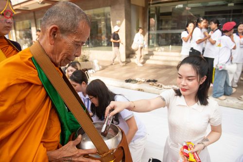 ภาพ No.343218:วันอาทิตย์ที่ 16 สิงหาคม พ.ศ.2569 พิธีตักบาตรพระ 10,000 รูป นานาชาติ ปีที่ 23 คณะสงฆ์ 4 ประเทศ 14 จังหวัดภาคใต้ น้อมถวายเป็นพุทธบูชา ทำบุญเพื่อแม่- พ่อ ณ ถนนนิพัทธ์อุทิศ 3 อ.หาดใหญ่ จ.สงขลา