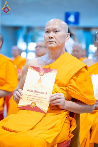 ภาพ No.285068:วันอาทิตย์ที่ 14 ธันวาคม พ.ศ.2568  พิธีปฏิบัติธรรม พิธีถวายภัตตาหารเป็นสังฆทาน พิธีมอบต้นสมบัติจักรพรรดิ ถวายแด่เจ้าอาวาสและประธานสงฆ์ 236 ศูนย์ส่งเสริมศีลธรรมทั่วโลก ณ สภาธรรมกายสากล วัดพระธรรมกาย