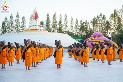 ภาพ No.290632:วันที่ 8 มกราคม พ.ศ. 2569 พระธรรมยาตราปฏิบัติธรรม และถ่ายภาพหมู่ประวัติศาสตร์ ในโครงการธรรมยาตรา กตัญญูบูชามหาปูชนียาจารย์ พระมงคลเทพมุนี(สด จนฺทสโร) พระผู้ปราบมาร อนุสรณ์สถาน 7 แห่ง ปีที่ 14 ณ อนุสรณ์สถานคลองบางนางแท่น อ.สามพราน จ.นครปฐม