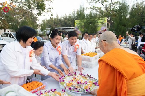 ภาพ No.292615:วันที่ 12 มกราคม พ.ศ. 2569 พิธีถวายภัตตาหารเป็นสังฆทาน แด่พระธรรมยาตรา ณ อนุสรณ์สถานมหาวิหารพระมงคลเทพมุนี (โลตัสแลนด์) อ.สองพี่น้อง จ.สุพรรณบุรี ในโครงการธรรมยาตรา กตัญญูบูชา มหาปูชนียาจารย์ พระมงคลเทพมุนี(สด จนฺทสโร) พระผู้ปราบมาร อนุสรณ์สถาน 7 แห่ง ปี