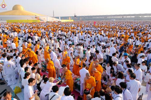 ภาพ No.279917:วันที่ 1 มกราคม พ.ศ.2569 พิธีตักบาตรในวันขึ้นปีใหม่ ณ ลานธรรม วัดพระธรรมกาย