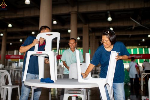 ภาพ No.322298:วันที่ 15 เมษายน พ.ศ.2569 การเตรียมงาน เช็ดโต๊ะ เก้าอี้ ปูผ้าโต๊ะฉัน เพื่องานถวายมหาสังฆทาน 40,000 กว่าวัดทั่วประเทศ วันคุ้มครองโลก 22 เมษายน พ.ศ.2569 วัดพระธรรมกาย