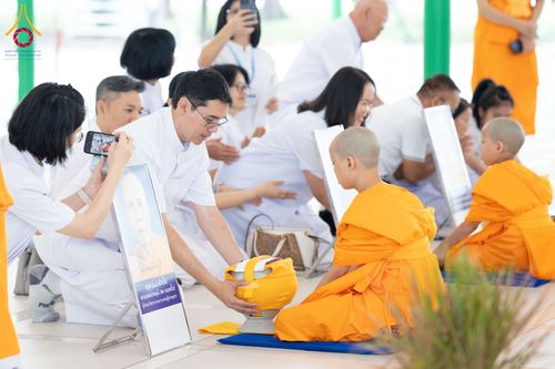 ภาพ No.286649:วันเสาร์ที่ 12 กรกฏาคม พ.ศ.2568 พิธีบรรพชาอุปสมบท  โครงการบรรพชาอุปสมบทหมู่ ธรรมทายาทนานาชาติ(ภาคภาษาจีน), โครงการบรรพชาสามเณร โรงเรียนนานาชาติ รุ่นที 14