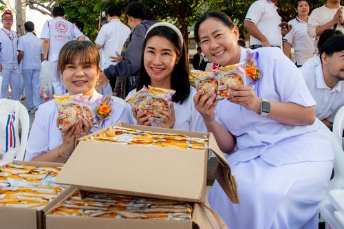 ภาพ No.282688:วันเสาร์ที่ 20 ธันวาคม พ.ศ.2568 พิธีตักบาตรพระ 10,000 รูป (ชุด 2) เนื่องในโอกาส 194 ปี จังหวัดกาญจนบุรี และอุทิศส่วนกุศลให้แด่บรรพชนทั้งหลาย บริเวณถนนสองแคว (Skywalk) เมืองกาญจนบุรี