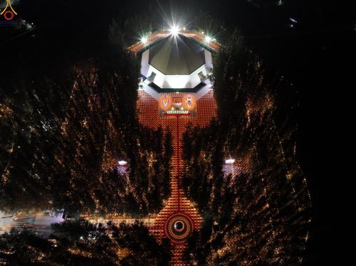 ภาพ No.289144:วันที่ 6 มกราคม พ.ศ. 2569 พิธีจุดประทีปถวายเป็นพุทธบูชา และบูชาธรรมมหาปูชนียาจารย์ ณ อนุสรณ์สถานมหาวิหารพระมงคลเทพมุนี (โลตัสแลนด์) อ.สองพี่น้อง จ.สุพรรณบุรี ในโครงการธรรมยาตรา กตัญญูบูชา มหาปูชนียาจารย์ พระมงคลเทพมุนี(สด จนฺทสโร) พระผู้ปราบมาร อนุสรณ์สถ