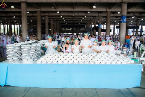 ภาพ No.325684:วันที่ 22 เมษายน พ.ศ.2569(วันคุ้มครองโลก) งานถวายมหาสังฆทาน 40,000 กว่าวัดทั่วประเทศ เจ้าหน้าที่ สาธุชน ร่วมใจจัดเตรียมภัตตาหารเพล (ชุด 2)