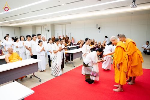 ภาพ No.325601:วันที่ 24 เมษายน พ.ศ.2569 หลวงพ่อทัตตชีโว รองเจ้าอาวาสวัดพระธรรมกาย ถวายการต้อนรับและปฏิสันถารคณะสงฆ์เมียนมาร์