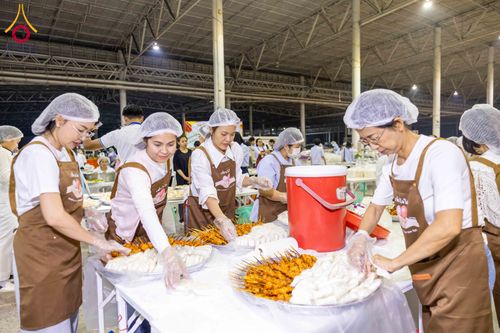 ภาพ No.306111:วันที่ 30 มกราคม พ.ศ. 2569 พิธีถวายภัตตาหารเป็นสังฆทาน แด่พระธรรมยาตรา ณ วัดพระธรรมกาย  จังหวัดปทุมธานี ในโครงการธรรมยาตรา กตัญญูบูชา มหาปูชนียาจารย์ พระมงคลเทพมุนี(สด จนฺทสโร) พระผู้ปราบมาร อนุสรณ์สถาน 7 แห่ง ปีที่ 14