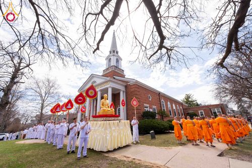 ภาพ No.319072:วันที่ 29 มีนาคม พ.ศ.2569 พิธีอัญเชิญรูปหล่อพระมงคลเทพมุนี (สด จนฺทสโร) ประดิษฐาน ณ ห้องปฏิบัติธรรม “มงคลรัตนโชติ”  วัดพระธรรมกายชิคาโก ประเทศสหรัฐอเมริกา