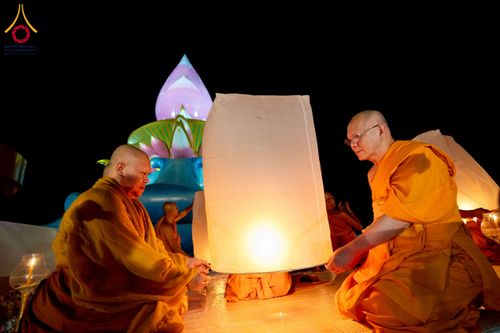 ภาพ No.266177:วันพุธที่ 5 พฤศจิกายน พ.ศ. 2568 (วันพระ ขึ้น 15 ค่ำ เดือน 12) พิธีจุดประทีปโคมลาน, โคมลอย และลอยกระทง ถวายประทีปเป็นพุทธบูชา สร้างความสว่างไสวให้กับแผ่นดินด้วยแสงธรรม ณ พุทธอุทยานนานาชาติ จังหวัดหนองคาย