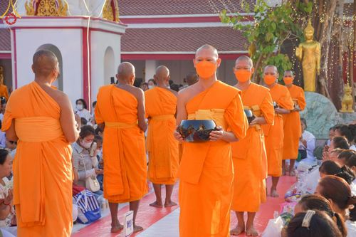 ภาพ No.112777:พิธีตักบาตรพระธรรมยาตราฯ ณ วัดสองพี่น้อง จ.สุพรรณบุรี วันที่ 15 มกราคม พ.ศ. 2567