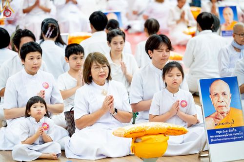 ภาพ No.217027:วันเสาร์ที่ 12 เมษายน พ.ศ. 2568 พิธีเวียนประทักษิณรอบพระมหาธรรมกายเจดีย์  พิธีวันทาเจดีย์ พิธีขอขมาและมอบผ้าไตร ในโครงการอุปสมบทหมู่ บูชาธรรมหลวงพ่อธัมมชโย, โครงการธรรมทายาท ระดับอุดมศึกษา รุ่นที่ 52 ,  โครงการบวชพระนานาชาติ AEC & WAB CEO รุ่นที่ 4 , ณ ว