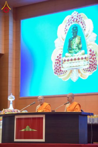 ภาพ No.232095:วันอาทิตย์ที่ 6 กรกฏาคม พ.ศ. 2568 พิธีตักบาตร ข้าวสารอาหารแห้ง  พิธีบูชาข้าวพระ สัมมนาพิเศษราชเหล็ก ณ สภาธรรมกายสากล วัดพระธรรมกาย