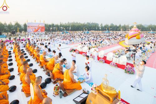 ภาพ No.201103:พิธีตักบาตรพระธรรมยาตรา ณ อนุสรณ์สถานลำดับที่ 5 สถานที่เผยแผ่วิชชาธรรมกายครั้งแรก อนุสรณ์สถานบางปลา วัดบางปลา อำเภอบางเลน จังหวัดนครปฐม ในโครงการธรรมยาตรา กตัญญูบูชา มหาปูชนียาจารย์ พระมงคลเทพมุนี(สด จนฺทสโร) พระผู้ปราบมาร อนุสรณ์สถาน 7 แห่ง ปีที่ 13