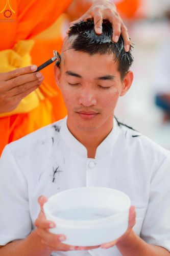 ภาพ No.180072:พิธีปลงผมนาคธรรมทายาท ในโครงการอุปสมบทหมู่ บูชาธรรมมหาปูชนียาจารย์ (ศูนย์อบรมวัดพระธรรมกาย) วันที่ 1 ธันวาคม พ.ศ. 2567 ณ ลานธรรมหารัตนวิหารคด วัดพระธรรมกาย จ.ปทุมธานี